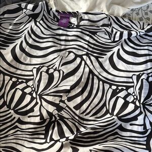 Beverly Drive Monochrome Black & White Graphic Floral Top